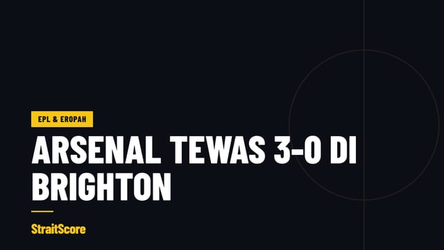 Pemain bola sepak menunduk di tengah padang selepas kalah di stadium yang penuh di England.