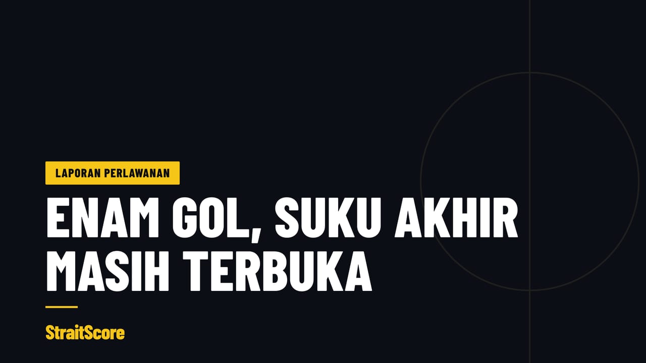 Penjaga gol menangkap bola di bawah lampu limpah stadium pada satu perlawanan piala dua aksi.
