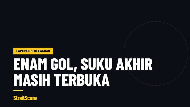 Penjaga gol menangkap bola di bawah lampu limpah stadium pada satu perlawanan piala dua aksi.