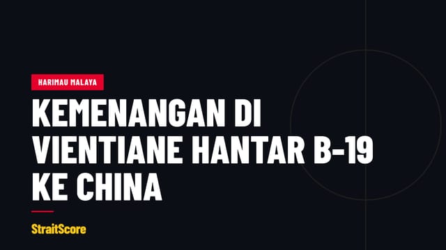 Pemain muda Harimau Malaya meraikan kelayakan mereka di padang selepas wisel penamat.