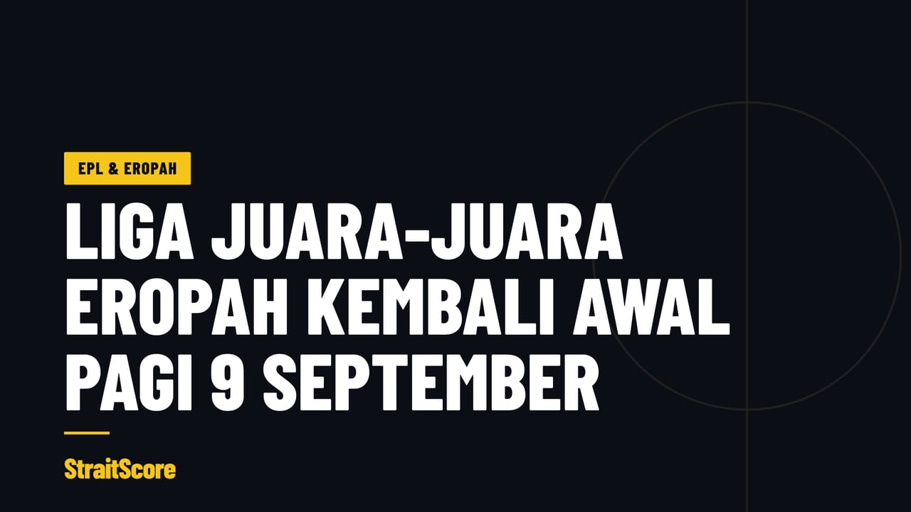 Bola di atas rumput padang stadium Eropah sebelum sepak mula waktu malam.