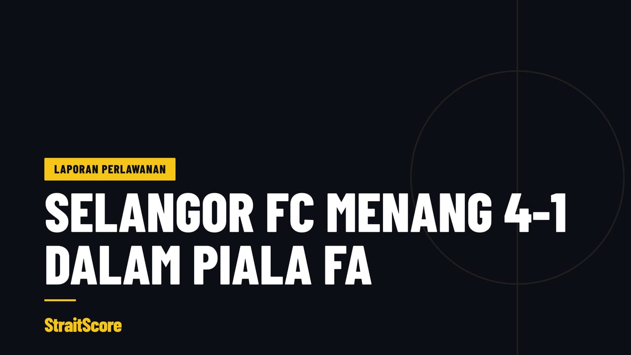 Penjaga gol mengutip bola dari dalam gawang di bawah lampu limpah stadium.