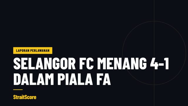 Penjaga gol mengutip bola dari dalam gawang di bawah lampu limpah stadium.