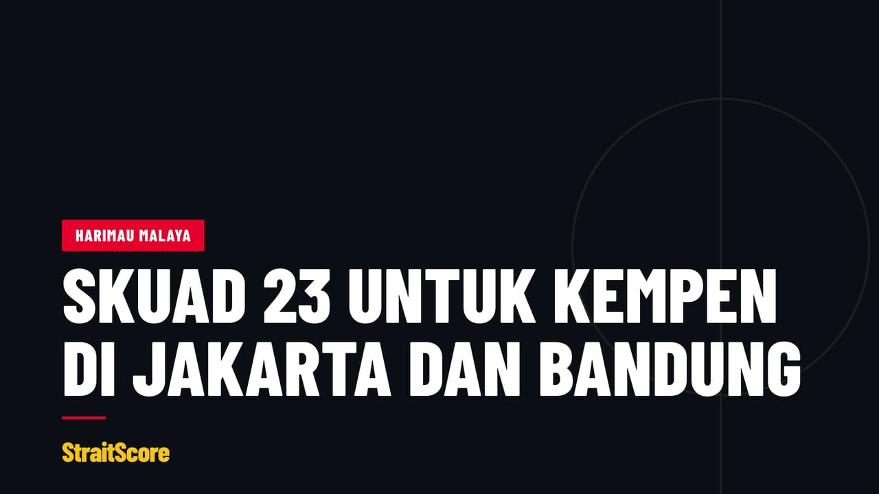Senarai pemain pasukan kebangsaan dipamerkan di papan kenyataan padang latihan sebelum kejohanan.