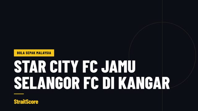 Lampu limpah stadium menyinari tribun yang penuh pada malam perlawanan piala di Malaysia.